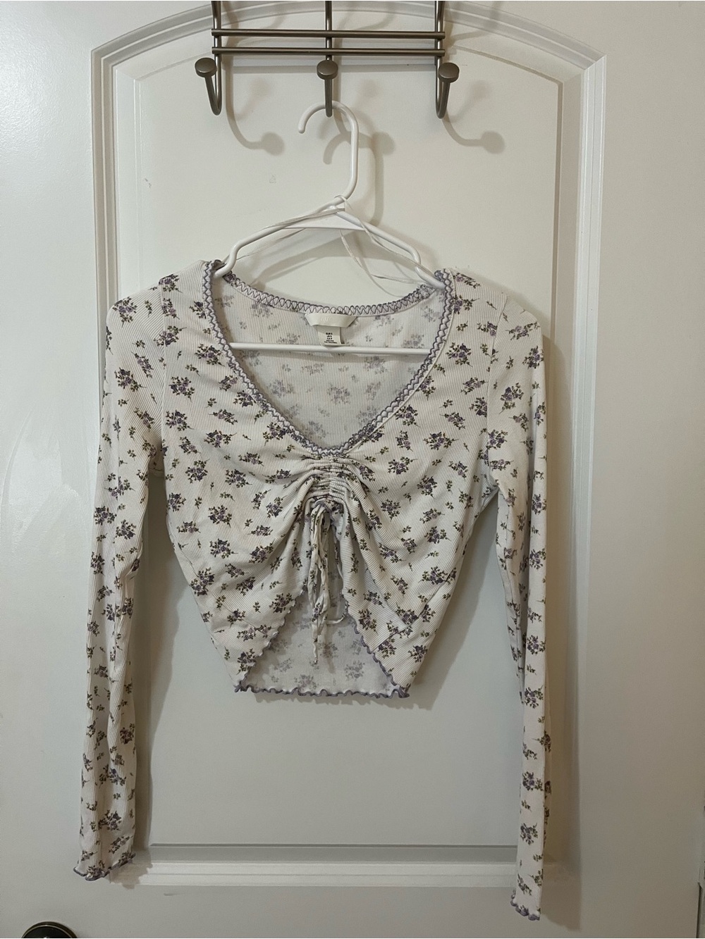 H&M White Long-Sleeve Floral Ruched V-Neck Crop Top with Purple Flowers